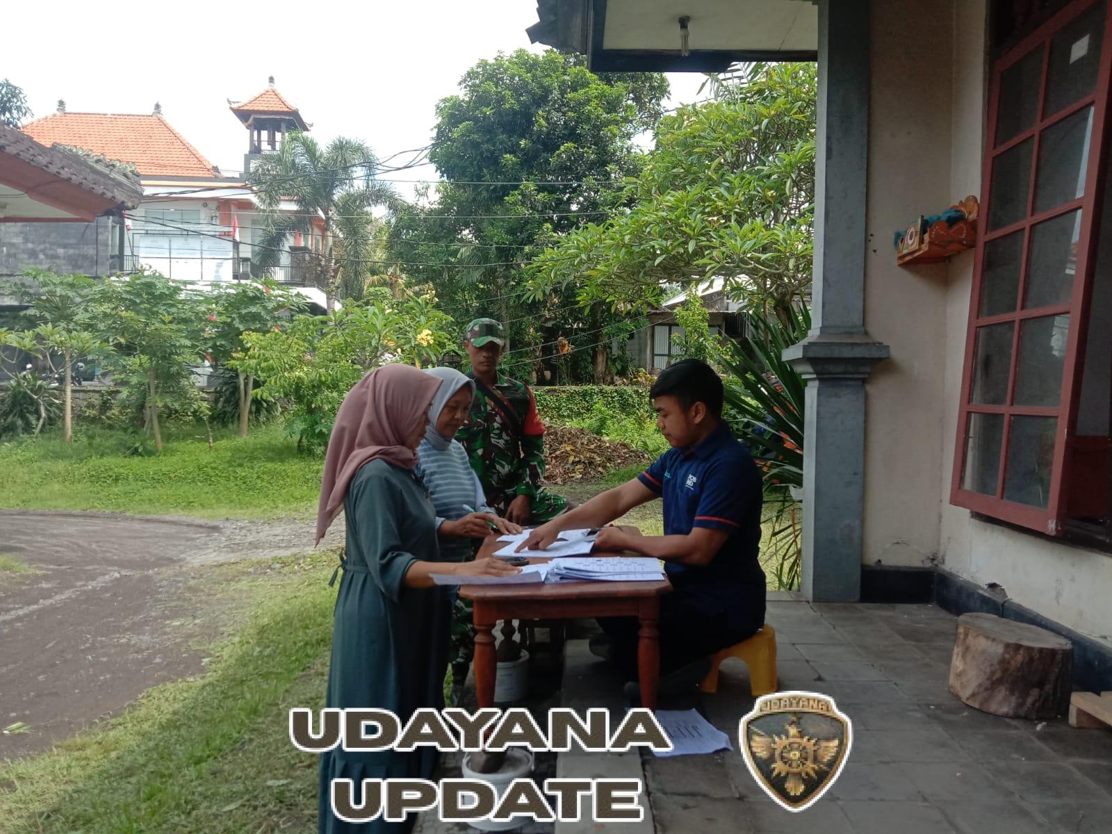 Babinsa Semarapura Kangin Beri Pengamanan Penyaluran BLT Di Kantor Pos