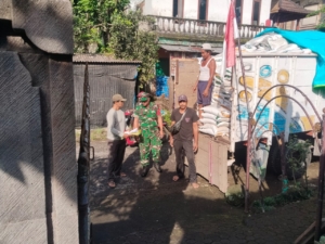 Babinsa Desa Tembuku Kawal Pendistribusian Bantuan Pangan kepada Warga Desa Tembuku