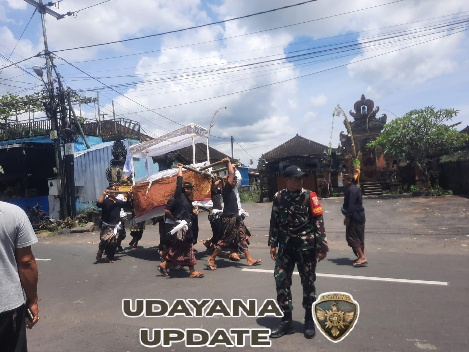 Babinsa Koramil Nusa Penida Bersama Bhabinkamtibmas Dan Pecalang Amankan Pengabenan Warga Dusun Kawan Desa Lembongan