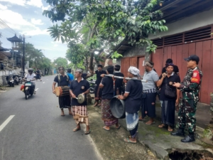 Sembari Melaksanakan Pengamanan Pengabenan, Babinsa Manduang Jaga Kebersamaan Melalui Komsos