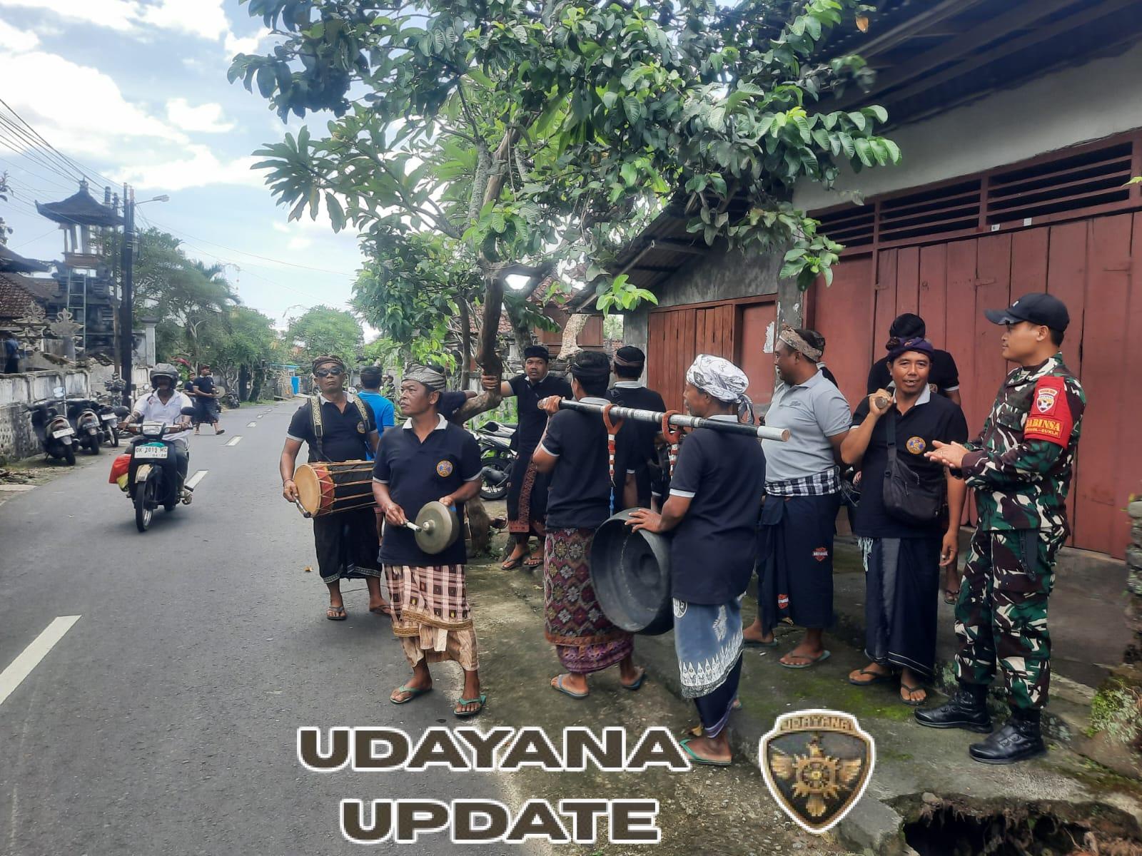 Sembari Melaksanakan Pengamanan Pengabenan, Babinsa Manduang Jaga Kebersamaan Melalui Komsos