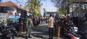 Babinsa dan Bhabinkamtibmas Seririt Amankan Jalannya Upacara Pengabenan Warga