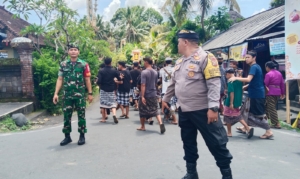 Babinsa Singakerta Amankan Prosesi Ngaben di Banjar Batuh
