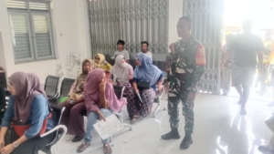 Babinsa Labuhan Alas Dampingi Penyaluran BLTS Kesra 2025 kepada 99 KK