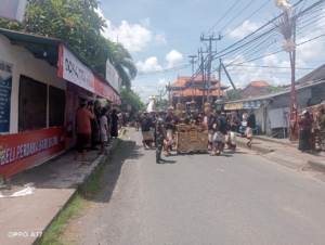 Babinsa Lebih Wujudkan Kepedulian Lewat Pengamanan Upacara Pitra Yadnya