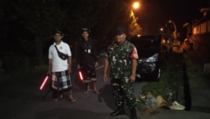 Babinsa Tulikup Bersinergi dengan Pecalang Amankan Rangkaian Piodalan di Pura Bale Agung