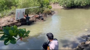 Babinsa Desa Budeng Kawal Pemasangan Papan Nama Aset Eks Bank DL di Jembrana