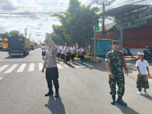 Babinsa Temesi Bersinergi Amankan Prosesi Petirtan Menuju Pura Taman Baginda