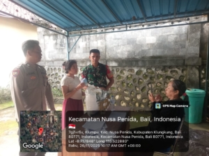 Aparat TNI Polri Di Desa Klumpu Dampingi Distribusi Bantuan PBP Kepada Warga