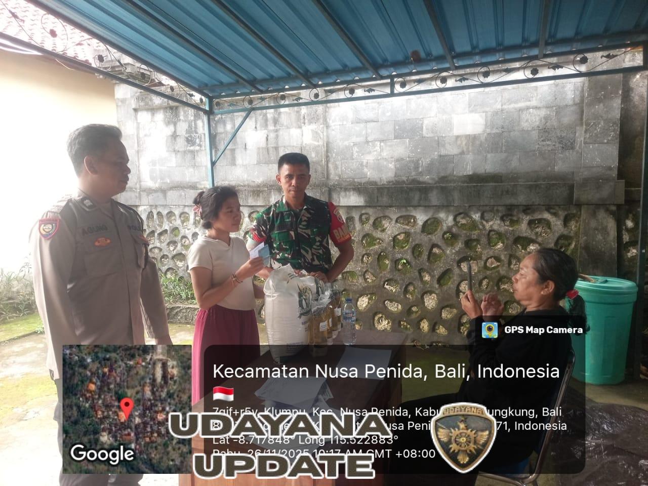 Aparat TNI Polri Di Desa Klumpu Dampingi Distribusi Bantuan PBP Kepada Warga