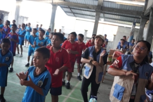 Babinsa Poh Bergong Kawal Jalan Santai Berhadiah, Ratusan Warga Tumpah Ruah Penuhi Desa