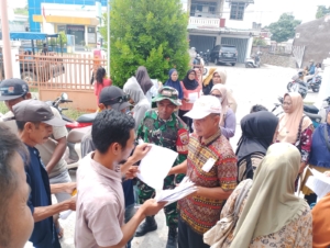 Babinsa Labuhan Burung Dampingi Penyaluran BLTS Kesra 2025 kepada 244 KK di Desa Luar