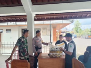 Babinsa 1623-03/Rendang Kawal Ketat Penyaluran BPNT Sembako untuk 215 KK Desa Besakih.