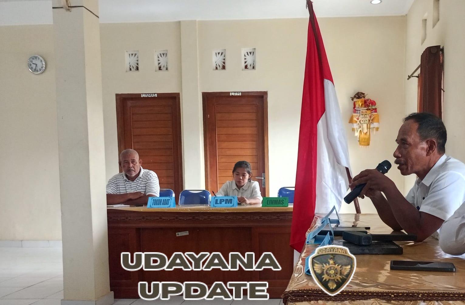 Babinsa 1623-05/Manggis Dampingi Verifikasi Data BLT Desa Selumbung.