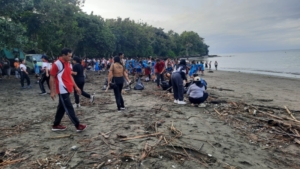 Grebek Sampah Pesisir: Kolaborasi Melaya, TNI, dan Siswa Bersihkan Pantai Karang Impian
