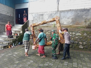 Babinsa Petulu Bergerak Cepat Bantu Warga Bersihkan Pura Usai Longsor