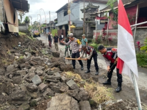 Pl Melinggih Bergerak Cepat Buka Akses Jalan Tertutup Longsor