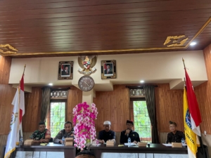 Babinsa Sayan Perkuat Koordinasi Sipandu Beradat Jelang Pengamanan Nataru 2025