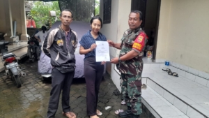 Babinsa Desa Jehem Dampingi Warga dalam Proses Pembuatan Akta Kelahiran di Wilayah Binaan