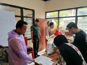 Babinsa Koramil 01/Bangli Pastikan Penyaluran Bantuan Pangan Tahun 2025 Berjalan Lancar dan Tepat Sasaran