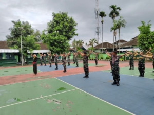 Kodim Klungkung  Laksanakan Latihan Bela Diri Pencak Silat Militer  Gelar Pencak Silat Militer, Prajurit Kodim Klungkung Pelihara Dan Tingkatkan Kemampuan Bela Diri  Asah Kemampuan Bela Diri, Pasiops Kodim Klungkung Pimpin Latihan PSM  Berlatih Pencak Silat Militer, Kodim Klungkung Perkuat Fisik Dan Mental Prajurit   Klungkung,- Dalam rangka memelihara dan mengasah kemampuan bela diri, prajurit Kodim 1610/Klungkung melaksanakan latihan Pencak Silat Militer  ( PSM ) bertempat di Lapangan Apel makodim 1610/Klungkung.  Kegiatan Latihan Pencak Silat Militer  ( PSM ) ini dipimpin oleh pasiops Kodim 1610/Klungkung yang didampingi Praka Jaka yang bertindak sebagai pelatih, Kamis ( 27/11/25 ).  Pencak Silat Militer ( PSM ) ini merupakan bela diri yang dikembangkan untuk TNI Angkatan Darat  untuk meningkatkan ketangguhan, disiplin dan kemampuan tempur prajurit.   PSM ini dirancang untuk menciptakan prajurit yang memiliki kelincahan, ketangkasan, ketenangan serta fisik dan mental yang prima dalam menghadapi berbagai situasi,”terangnya.  Pasiops Kodim 1610/Klungkung Kapten Inf Ketut Joni menjelaskan, hari ini untuk mengasah dan meningkatkan kemampuan prajurit, kita gelar latihan dengan mengoptimalkan personel yang telah selesai menjalani penataran PSM sebagai pelatih. Untuk materi yang kita latihkan hari ini meliputi gerakan dasar PSM dan delapan sikap pasang,”terangnya. Kegiatan latihan PSM ini kita gelar  secara rutin dan terjadwal. Disamping prajurit melaksanakan tugas kewilayahan dan rutinitas harian sesuai fungsi dan bidang masing-masing, diharapkan dengan latihan yang terjadwal ini kemampuan prajurit dalam bela diri PSM ini  akan terus meningkat,”pungkas kapten Ketut Joni. ( Pendim 1610/Klungkung ).