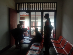 Kantor Pos Klungkung Dipadati Warga Penerima BLT, Babinsa Koramil Klungkung Turun Gelar Pengamanan