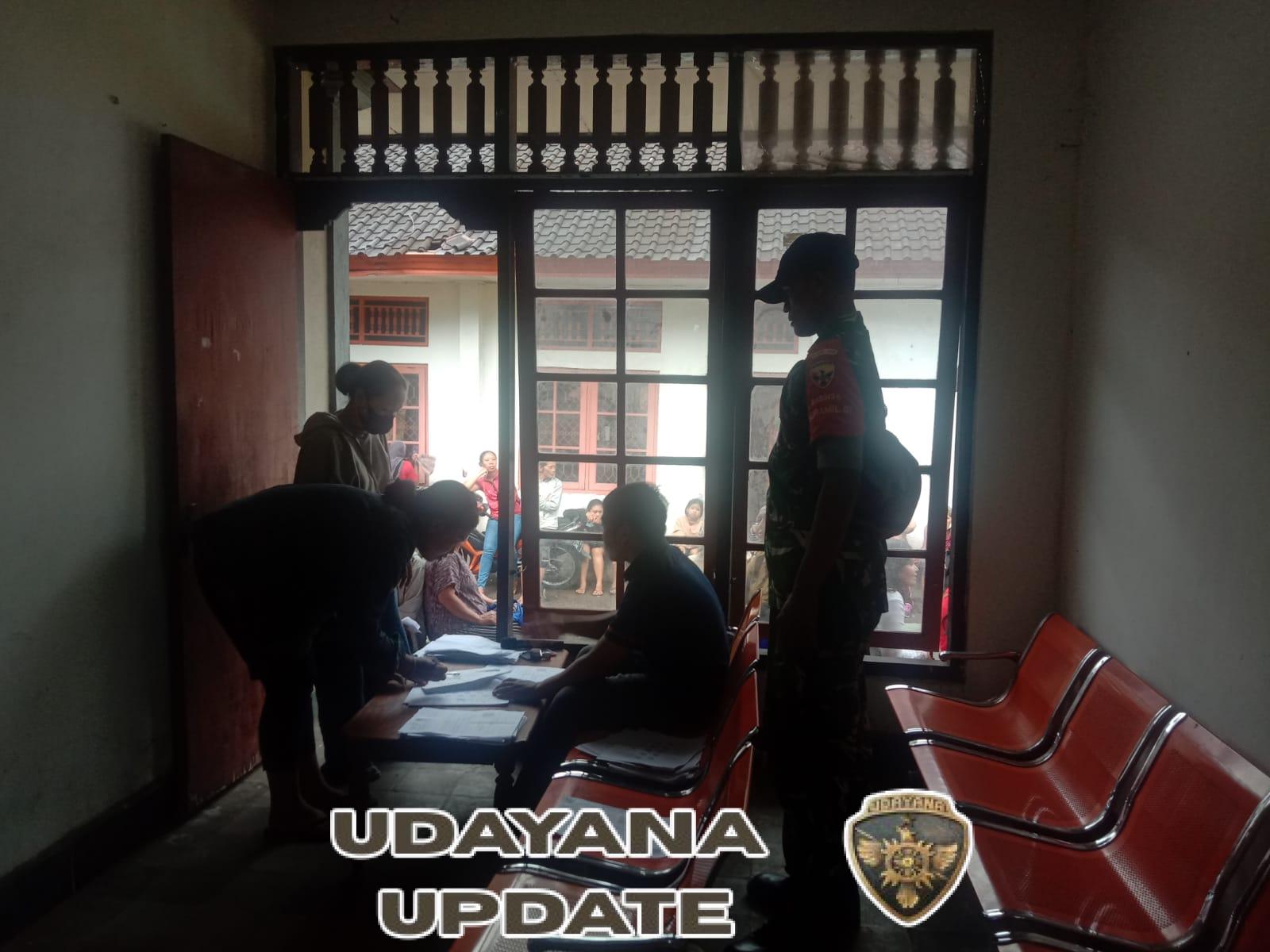 Kantor Pos Klungkung Dipadati Warga Penerima BLT, Babinsa Koramil Klungkung Turun Gelar Pengamanan