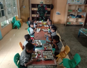 Koptu Fredi Sam Oil Awasi Program MBG di Empat Sekolah di Kalabahi