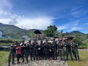 Wujud Kepedulian, Satgas Yonif 743/PSY Bawa Berkat Ke Masyarakat Pruleme