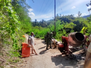Kemanunggalan TNI-Rakyat: Babinsa Koramil 1602-04 Gelar Karya Bakti di Desa Rangalaka