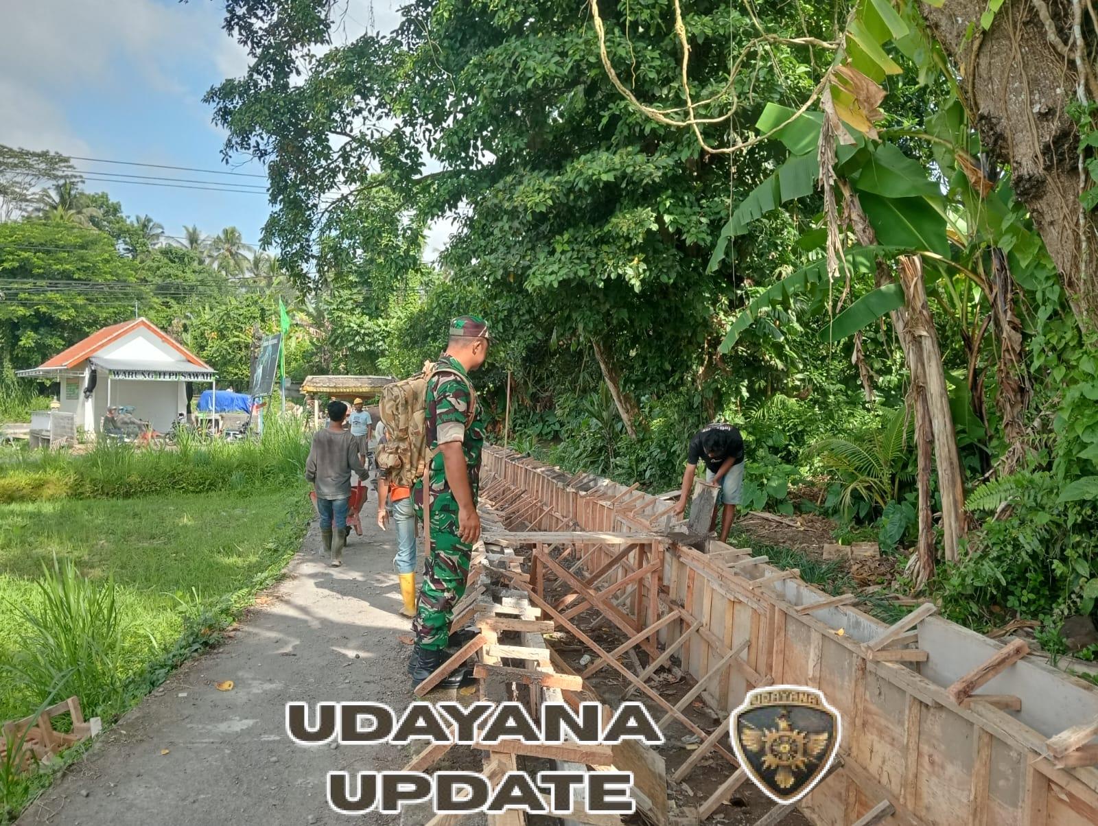 Dukung Ketahanan Pangan, Babinsa Tembuku Awasi Perbaikan Irigasi Primer 1,6 Km di Wilayah Subak
