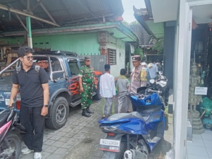 Babinsa Tegallalang Kawal Kelancaran Ibadah Sholat Jumat di Banjar Gentong