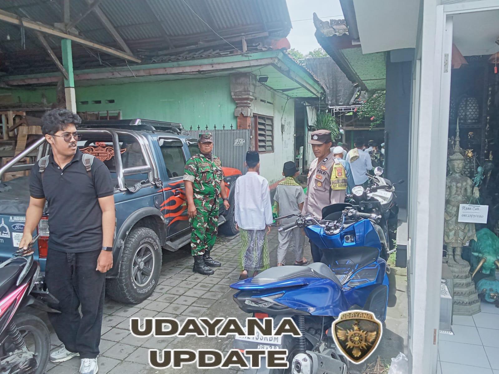 Babinsa Tegallalang Kawal Kelancaran Ibadah Sholat Jumat di Banjar Gentong