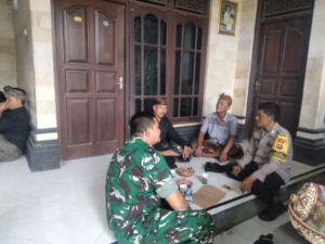Pantau Perayaan Hari Raya Kuningan, Babinsa Semarapura Kaja Komsos Bersama Warga