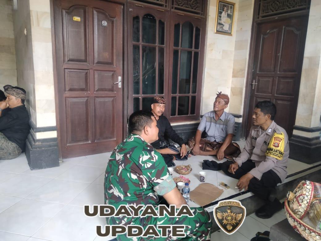 Pantau Perayaan Hari Raya Kuningan, Babinsa Semarapura Kaja Komsos Bersama Warga