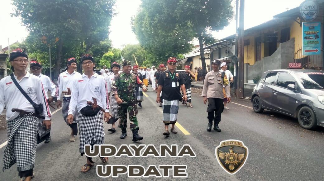 Babinsa Kawal Prosesi Melasti, Sinergi Wujudkan Keamanan Umat di Desa Adat Buleleng”
