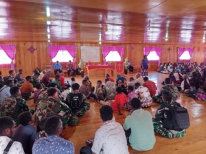 Minggu Penuh Syukur, Satgas Yonif 743/PSY Beribadah Bersama Masyarakat Papua