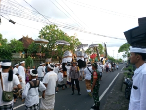 Babinsa Saba Kawal Rangkaian Upacara Ngiring Ida Betara di Desa Adat Bonbiyu