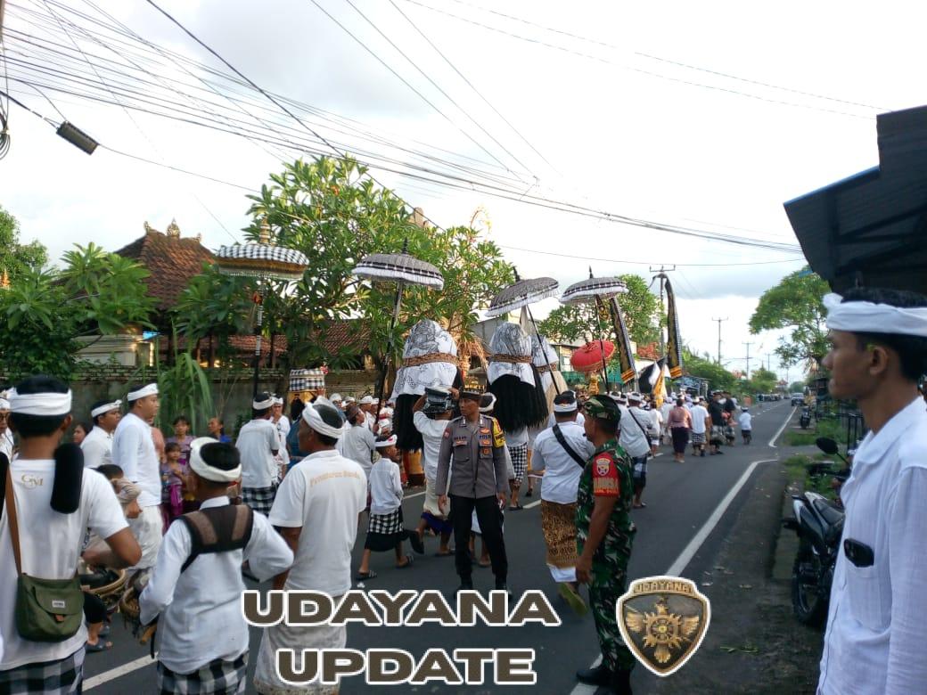 Babinsa Saba Kawal Rangkaian Upacara Ngiring Ida Betara di Desa Adat Bonbiyu