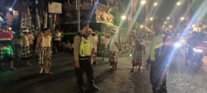 Babinsa Bitera Kawal Tradisi Nyatur Desa Saat Hari Raya Kuningan