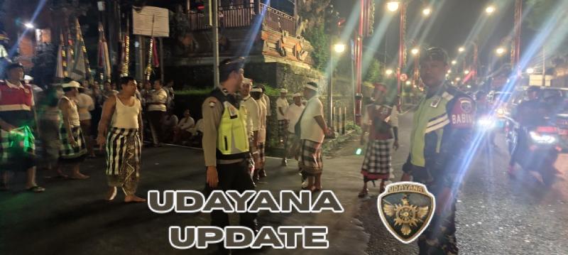 Babinsa Bitera Kawal Tradisi Nyatur Desa Saat Hari Raya Kuningan