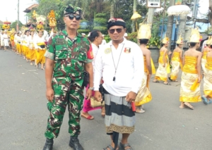 Babinsa Mas Kawal Kelancaran Piodalan Pura Taman Pule di Hari Raya Kuningan