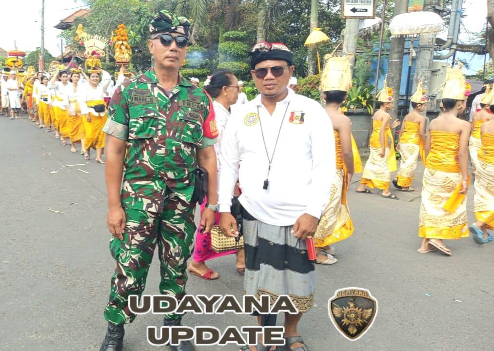 Babinsa Mas Kawal Kelancaran Piodalan Pura Taman Pule di Hari Raya Kuningan
