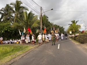 Babinsa Desa Jegu Laksanakan Atensi dan Pengamanan Lalin pada Prosesi Pujawali di Desa Adat Ngis