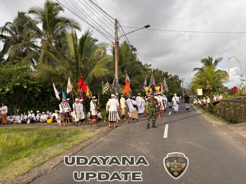 Babinsa Desa Jegu Laksanakan Atensi dan Pengamanan Lalin pada Prosesi Pujawali di Desa Adat Ngis