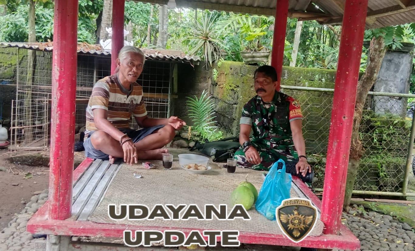 Babinsa Mendoyo Dauh Tukad Perkuat Kemanunggalan TNI-Rakyat Melalui Komsos dengan Tokoh Adat