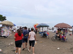 Kodim Jembrana Turun Tangan: Babinsa Amankan Pantai Baluk Rening Selama Kuningan