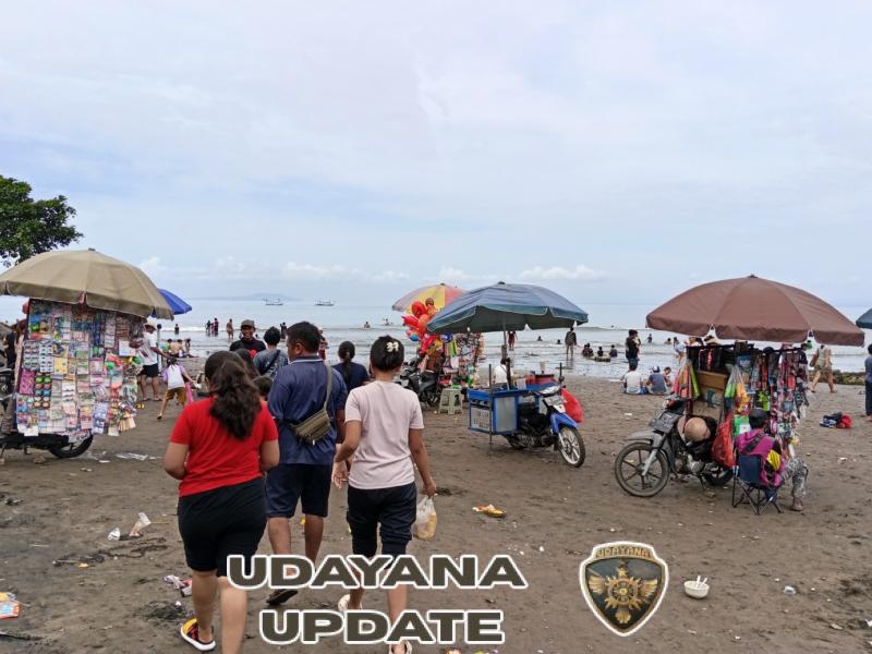 Kodim Jembrana Turun Tangan: Babinsa Amankan Pantai Baluk Rening Selama Kuningan