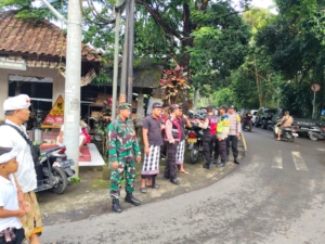 Babinsa Kelusa Pastikan Upacara Aci Keburan Berjalan Aman dan Tertib