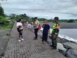 TNI Polri Di Desa Negari Gelar Pengamanan Tradisi Perayaan Kuningan Di Pantai Tegal Besar